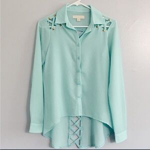 Cold shoulders Buttondown